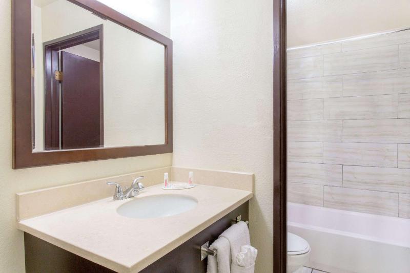 Days Inn by Wyndham Las Vegas Airport Near the Strip - image 2