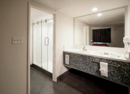 Thunderbird Hotel - image 16