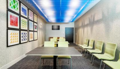 Holiday Inn Express Las Vegas South - image 10