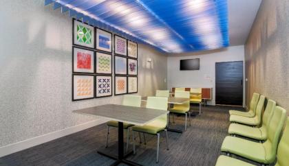 Holiday Inn Express Las Vegas South - image 5