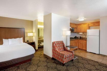 La Quinta Inn & Suites by Wyndham Las Vegas Red Rock / Summerlan - image 13