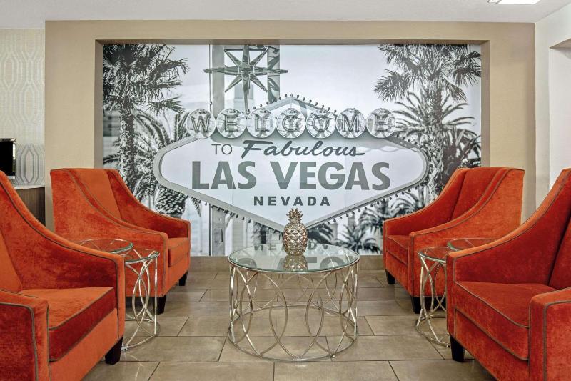 La Quinta Inn & Suites by Wyndham Las Vegas Red Rock / Summerlan - image 3