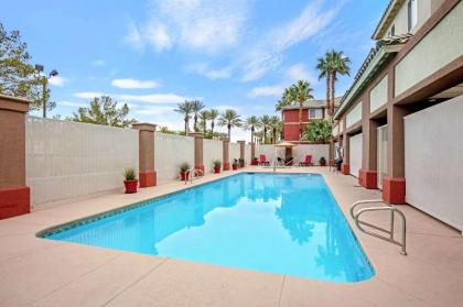 La Quinta Inn & Suites by Wyndham Las Vegas Red Rock / Summerlan - image 4
