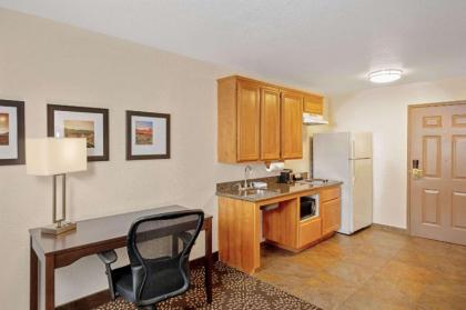 La Quinta Inn & Suites by Wyndham Las Vegas Red Rock / Summerlan - image 9