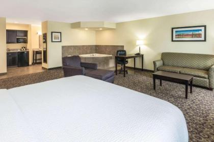 La Quinta Inn & Suites by Wyndham Las Vegas Airport South - image 11
