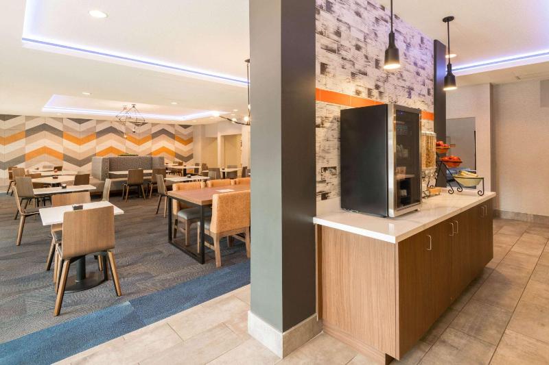 La Quinta Inn & Suites by Wyndham Las Vegas Airport South - image 5