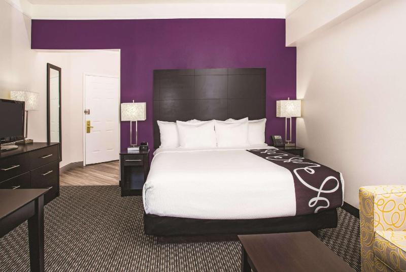 La Quinta Inn & Suites by Wyndham Las Vegas Summerlin Tech - image 7