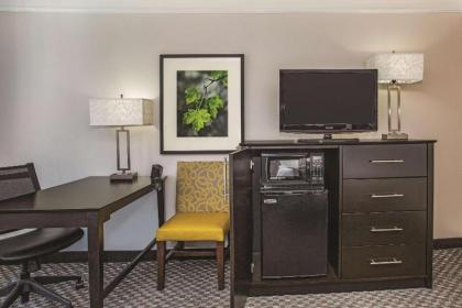 La Quinta Inn & Suites by Wyndham Las Vegas Summerlin Tech - image 9