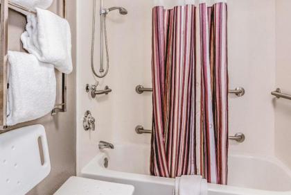 La Quinta Inn & Suites by Wyndham Las Vegas Summerlin Tech - image 4
