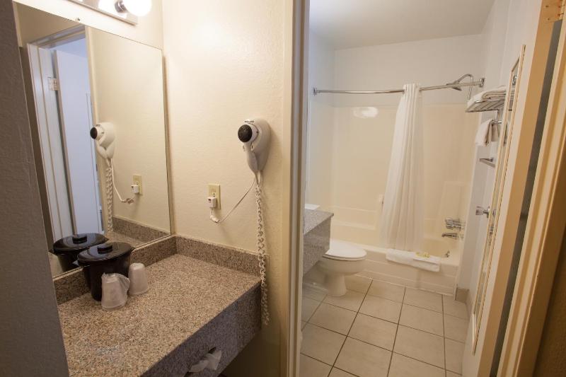 Aviation Inn - image 7