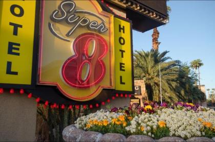 Super 8 by Wyndham Las Vegas North Strip/Fremont St. Area - image 3