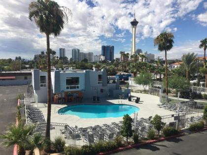 Super 8 by Wyndham Las Vegas North Strip/Fremont St. Area - image 4