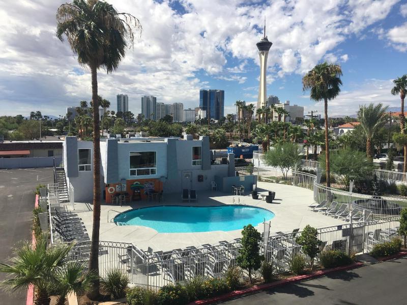 Super 8 by Wyndham Las Vegas North Strip/Fremont St. Area - image 4