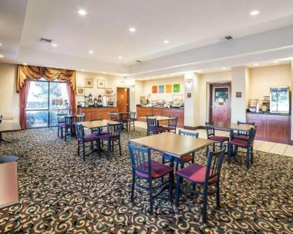 Comfort Inn And Suites - image 12