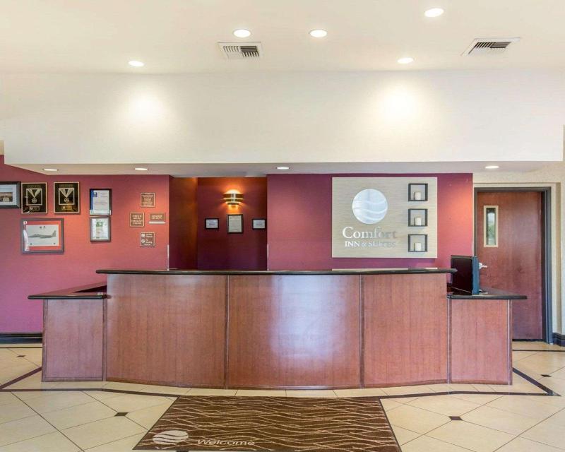 Comfort Inn And Suites - image 4