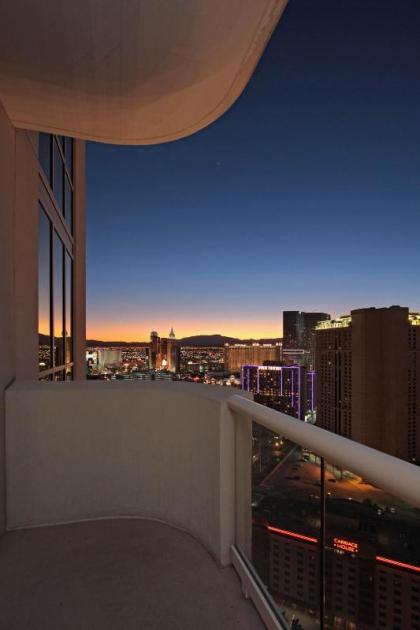 Luxury Suites International at The Signature - image 9