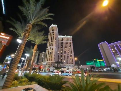 Suites at Marriott's Grand Chateau Las Vegas-No Resort Fee - image 2