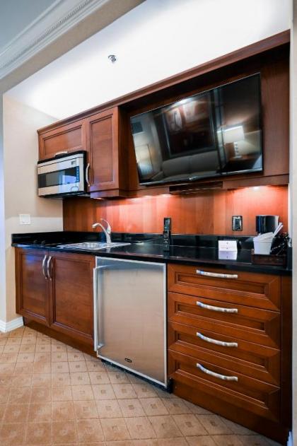 Penthouse Suite with Strip View at The Signature At MGM Grand - image 10
