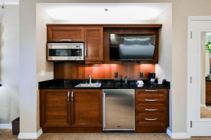 Penthouse Suite with Strip View at The Signature At MGM Grand - image 16