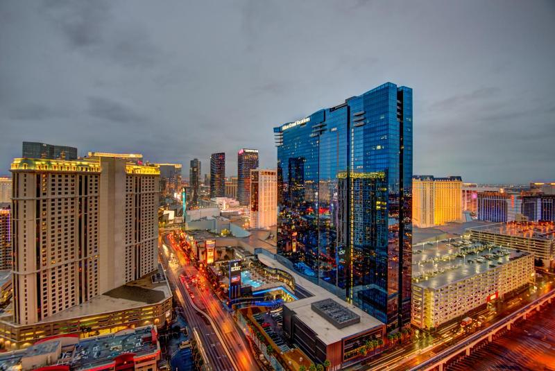 Penthouse Suite with Strip View at The Signature At MGM Grand - image 7