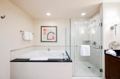 Penthouse Suite with Strip View at The Signature At MGM Grand - image 9