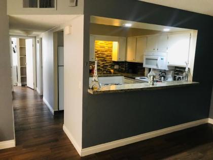 Amazing Master Suite in Shared 2/B Condo behind Convention Center - image 12