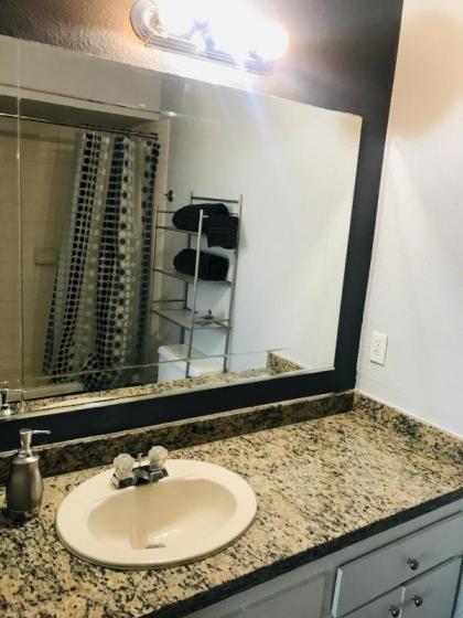 Amazing Master Suite in Shared 2/B Condo behind Convention Center - image 16