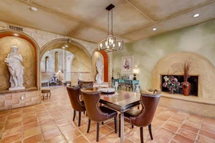 Villa Gordal - Enormous Villa in Las Vegas with 39 Sleeps - image 11