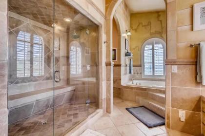 Villa Gordal - Enormous Villa in Las Vegas with 39 Sleeps - image 12