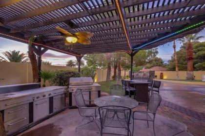 Villa Gordal - Enormous Villa in Las Vegas with 39 Sleeps - image 18