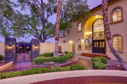 Villa Gordal - Enormous Villa in Las Vegas with 39 Sleeps - image 3