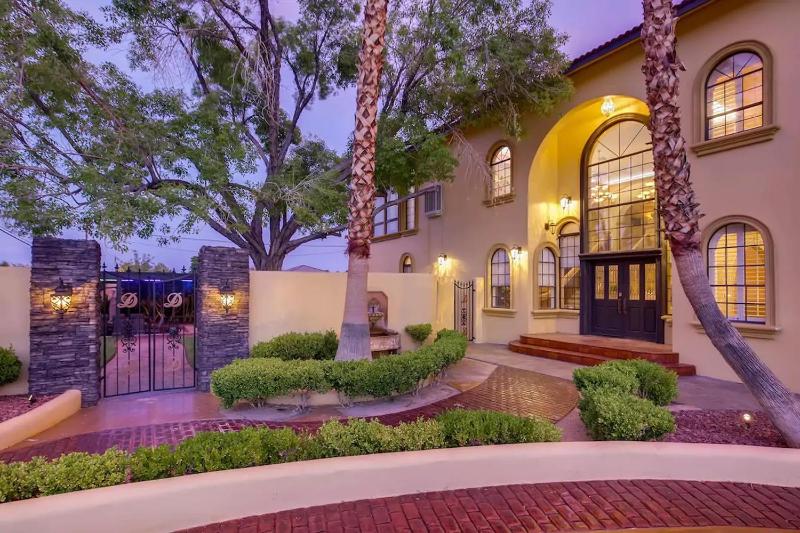 Villa Gordal - Enormous Villa in Las Vegas with 39 Sleeps - image 3