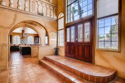 Villa Gordal - Enormous Villa in Las Vegas with 39 Sleeps - image 5