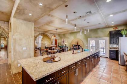 Villa Gordal - Enormous Villa in Las Vegas with 39 Sleeps - image 9