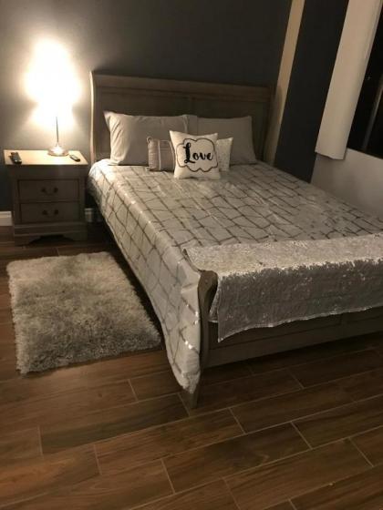 Amazing Spare Bedroom in Shared 2/B Condo behind Convention Center - image 7