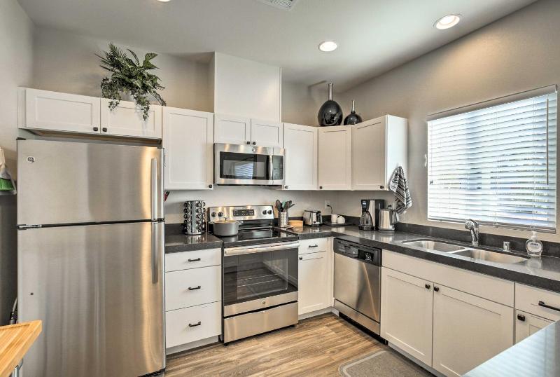Updated Las Vegas House with Patio Solar Heated Pool - image 5