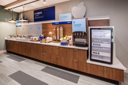 Holiday Inn Express & Suites Las Vegas - E Tropicana - image 4