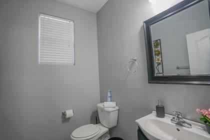 Ultra Modern Las Vegas Home 20min From The Strip - image 11