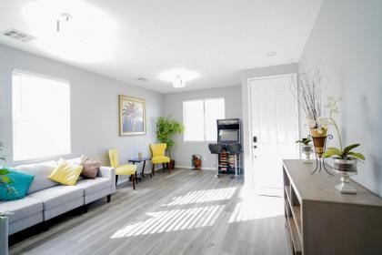 Ultra Modern Las Vegas Home 20min From The Strip - image 12