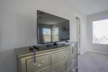 Ultra Modern Las Vegas Home 20min From The Strip - image 17