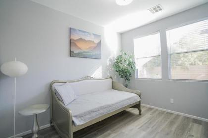 Ultra Modern Las Vegas Home 20min From The Strip - image 6
