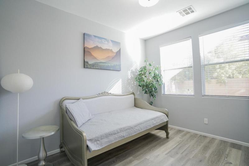 Ultra Modern Las Vegas Home 20min From The Strip - image 6