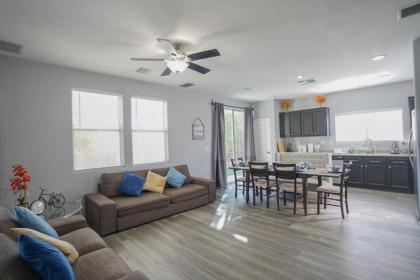 Ultra Modern Las Vegas Home 20min From The Strip - image 7