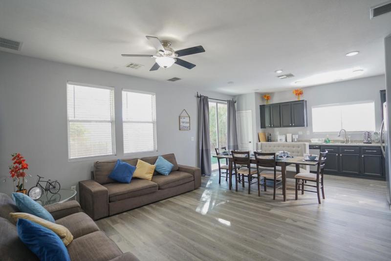 Ultra Modern Las Vegas Home 20min From The Strip - image 7
