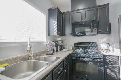 Ultra Modern Las Vegas Home 20min From The Strip - image 8
