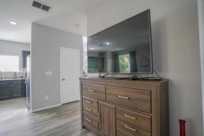 Ultra Modern Las Vegas Home 20min From The Strip - image 9