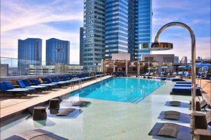 StayTogetherSuites - Penthouse Suite on the Strip - image 3