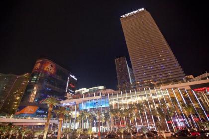 StayTogetherSuites - Penthouse Suite on the Strip - image 7