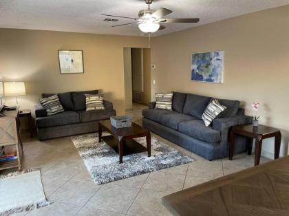 Convenient Location 5 bedroom 2 Ba with Rec room - image 2