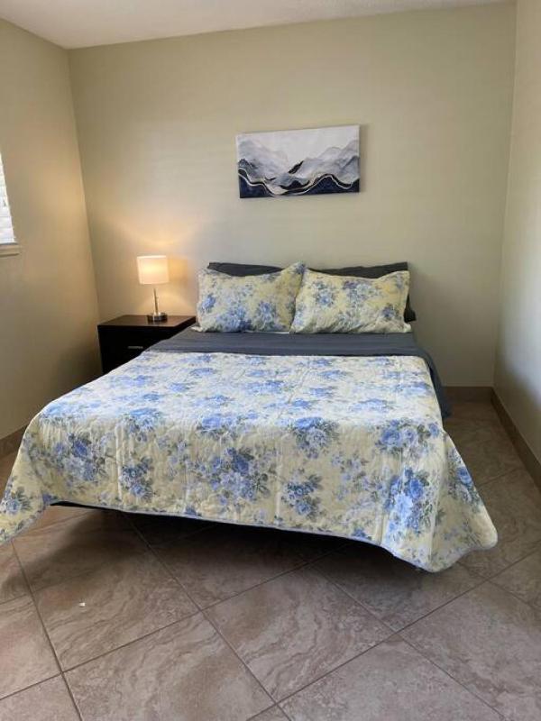 Convenient Location 5 bedroom 2 Ba with Rec room - image 5